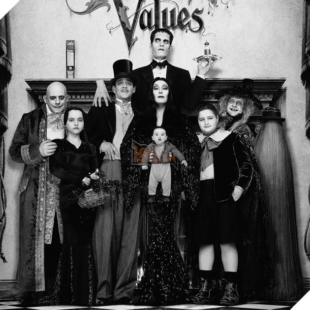 Gia đình Addams nổi tiếng bao gồm những thành viên nào?