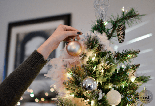 Trang trí cây thông là hoạt động không thể thiếu trong mỗi dịp Noel