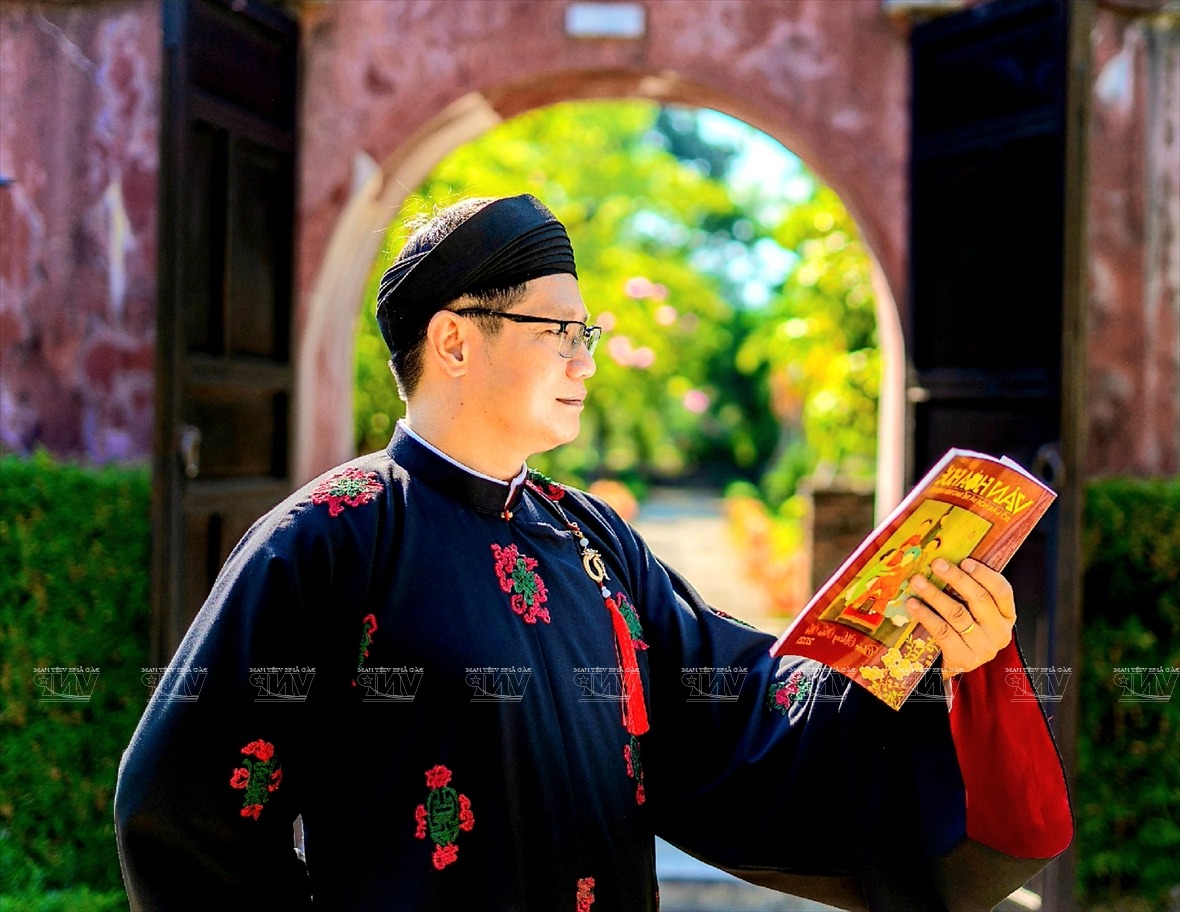 Tiến sĩ Phan Thanh Hải, Giám đốc Sở Văn hoá & Thể thao tỉnh Thừa Thiên Huế trong Đồ áo Tấc truyền thống. Ảnh: Bảo Minh (Tư liệu)