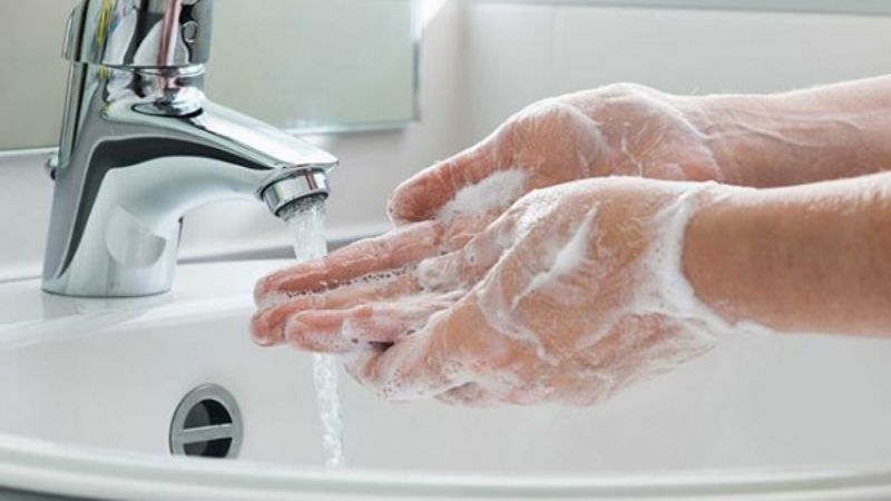 Rửa tay sạch khi đeo kính áp tròng