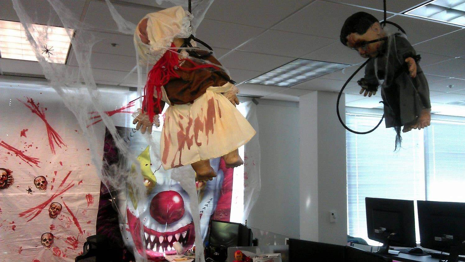 trang trí halloween đáng sợ trong văn phòng làm việc