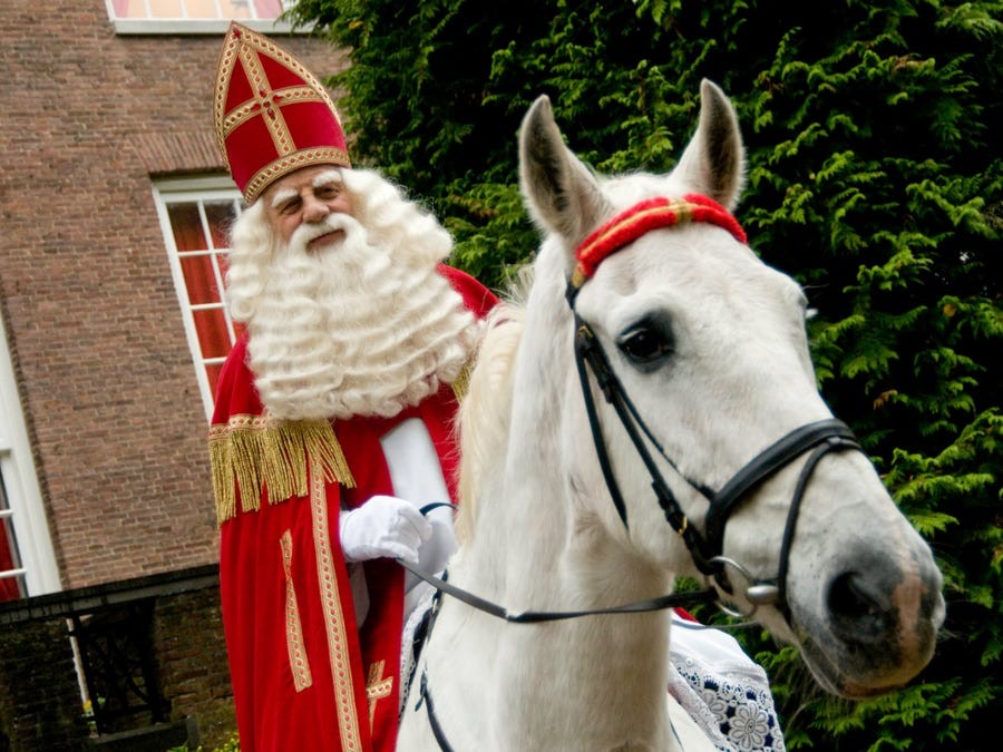 ở Hà Lan ông già noel đi phát quà bằng chú ngựa trắng