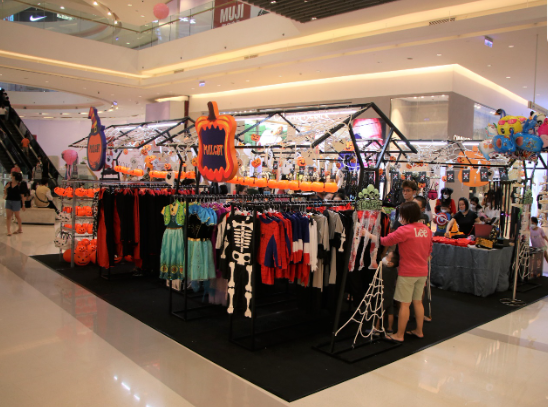 crescent mall có hẳn một khu dành riêng để bán các loại trang phục và phụ kiện halloween cho khách hàng có thể thoải mái lựa chọn
