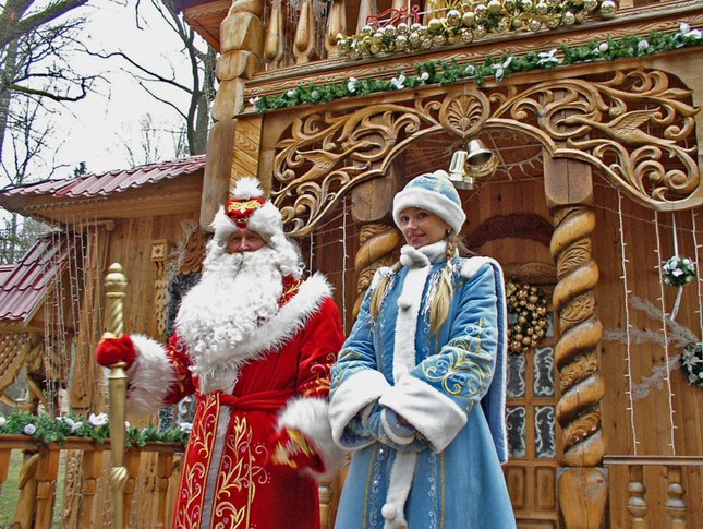 ông già noel ở Nga không đi một mình mà đi cùng người bạn của mình là Snegurochka the Snow Maiden