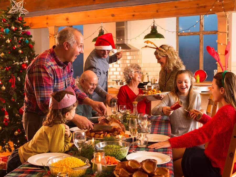 tổ chức những bữa tiệc đêm giáng sinh làm tăng thêm tình cảm gia đình và cảm nhận sự ấm cúng đêm giáng sinh