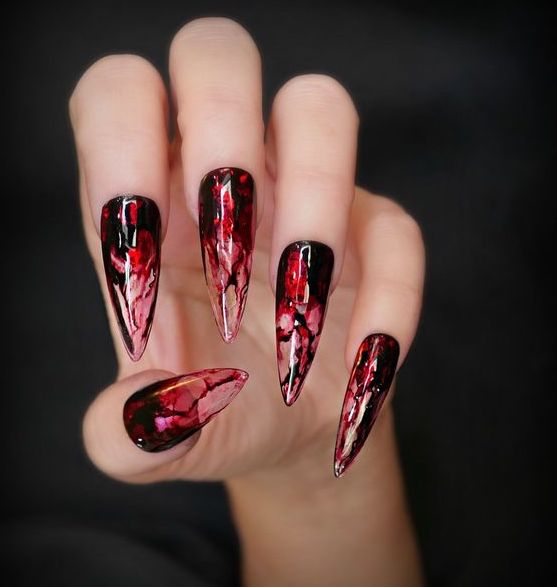 thiết kế mẫu nail màu đỏ tượng trưng cho vệt máu