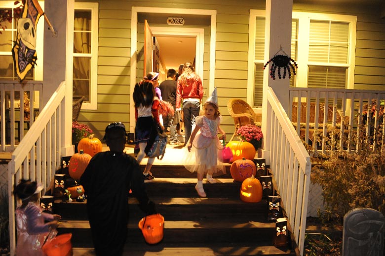 trick or treat từ lâu đã là một trò chơi truyền thống không thể thiếu trong đêm halloween