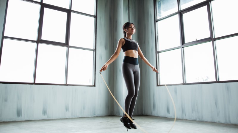 Nhảy dây giúp giảm mỡ nách và duy trì cơ thể săn chắc