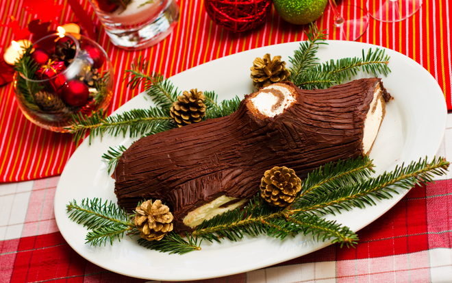 Tại sao trên thế giới món bánh trông như khúc gỗ lại trở thành &quot;huyền thoại&quot; trong đêm Giáng Sinh? - Ảnh 2.