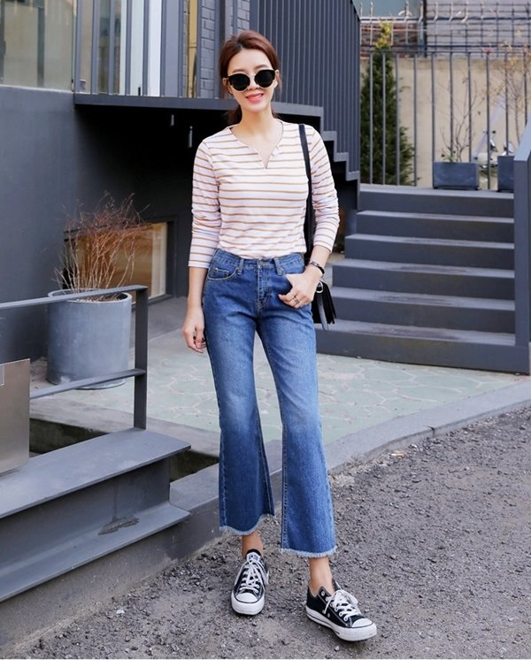 Quần jean ống loe xẻ tà mặc với áo thun là tips phối trang phục đơn giản mà nhiều chị em yêu thích