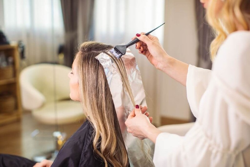 Tẩy tóc sử dụng khá nhiều hóa chất so với nâng tone tóc