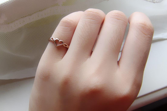 Ý nghĩa của việc đeo nhẫn ở ngón tay áp út trong tình yêu 