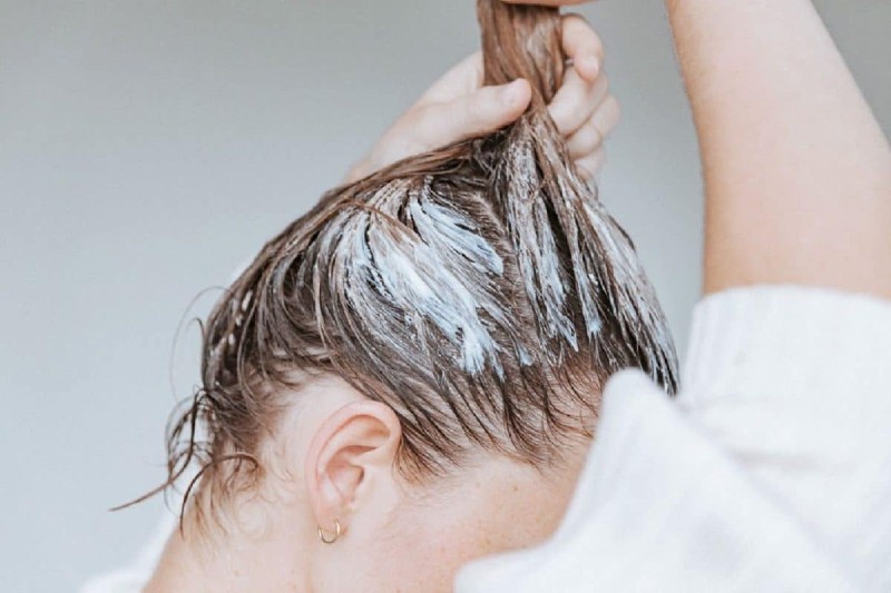 Để làn da đầu luôn sạch sẽ và tóc chắc khỏe thì bạn nên tẩy tế bào chết cho tóc thường xuyên