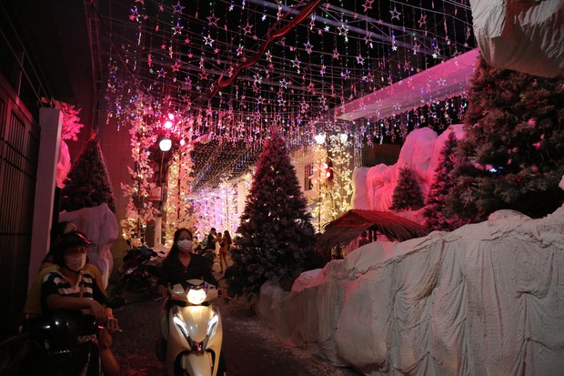 Tuyết phủ trắng nhiều hẻm ở TPHCM, người dân tấp nập đến check-in đón Noel sớm - Ảnh 13.