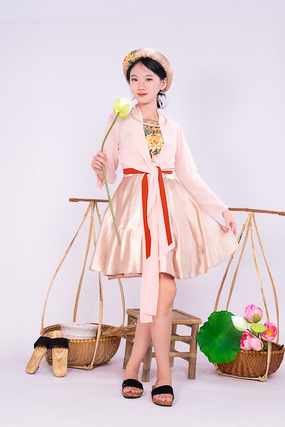 Bộ Tứ Thân Cách Tân Váy Ngắn Màu Hồng Phấn