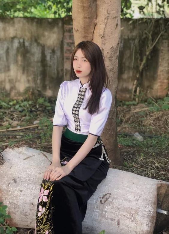 Đồ Dân Tộc Thái Áo Trắng Ren Tay Lỡ Váy Đen Nhung