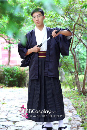 Nagagi Trắng - Haori Đen Kèm Hakama Dạng Váy Có Thắt Lưng Nâu Thắt Sẵn
