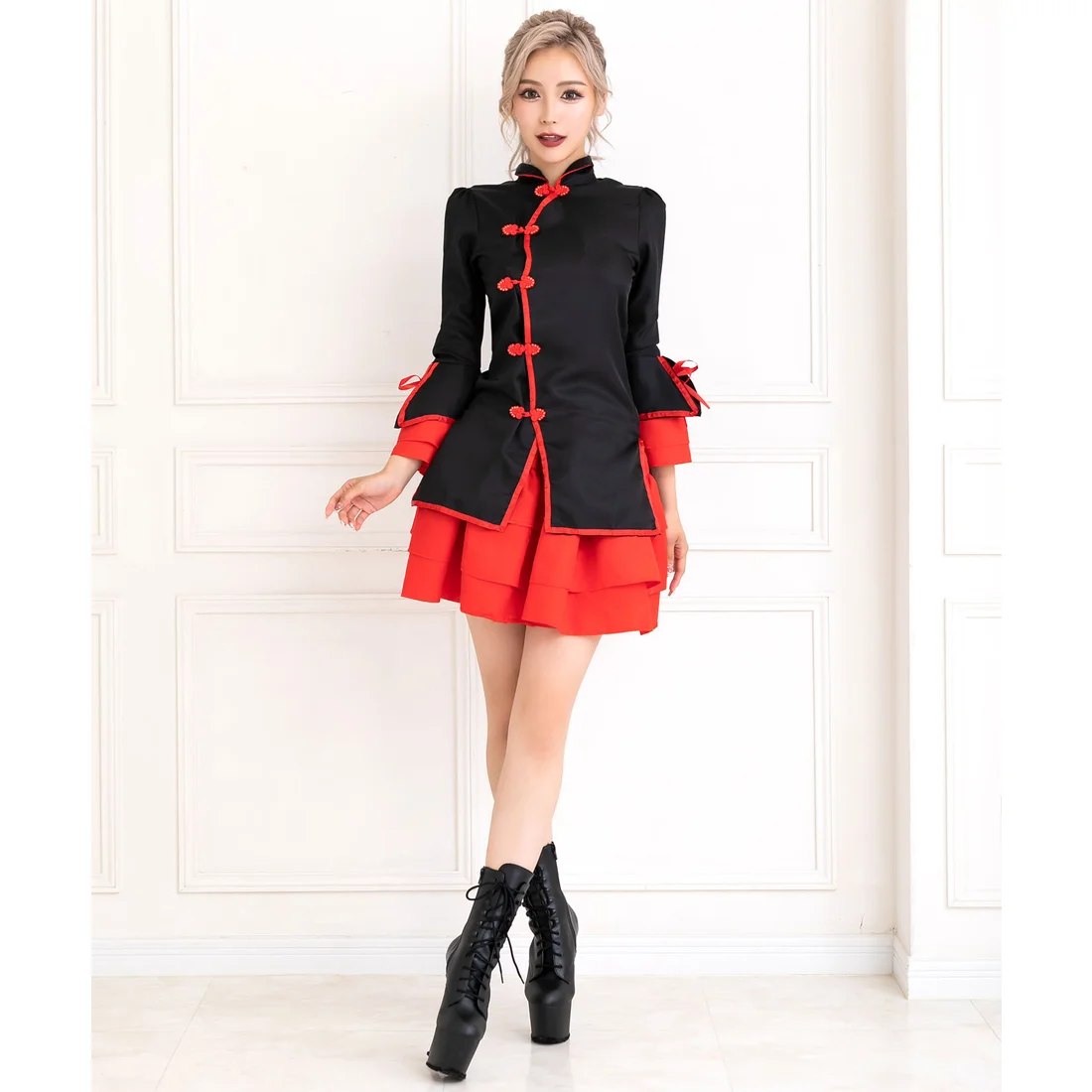 Qiloli Tay Bèo Áo Đen Váy Đỏ