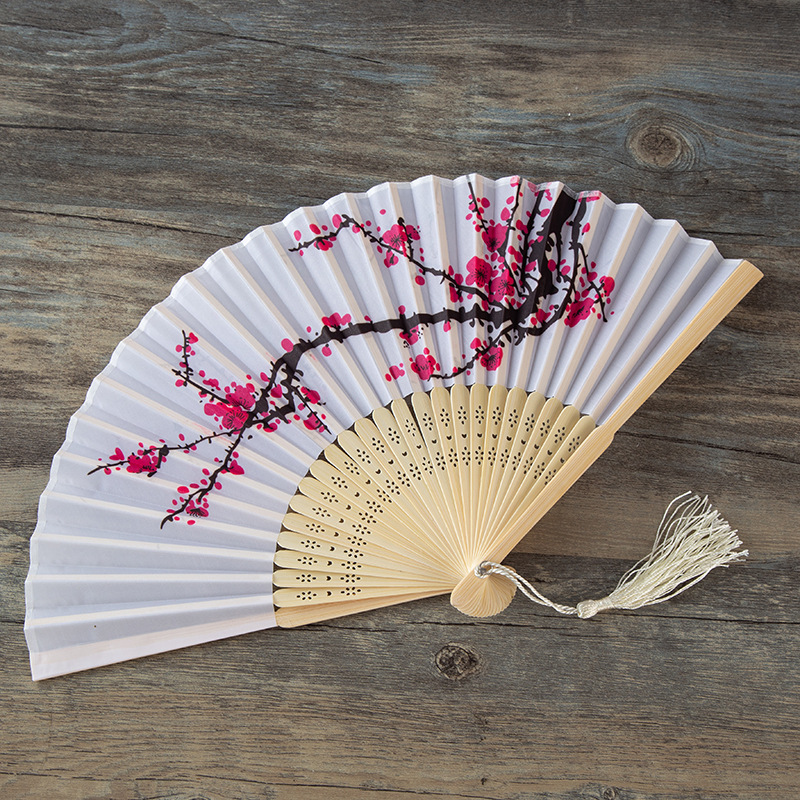 Quạt Xếp Vải Nền Trắng Nhành Đào Hồng