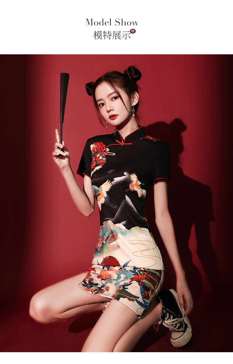 Sườn Xám Cách Tân Hạc Du Thiên Viền Đỏ