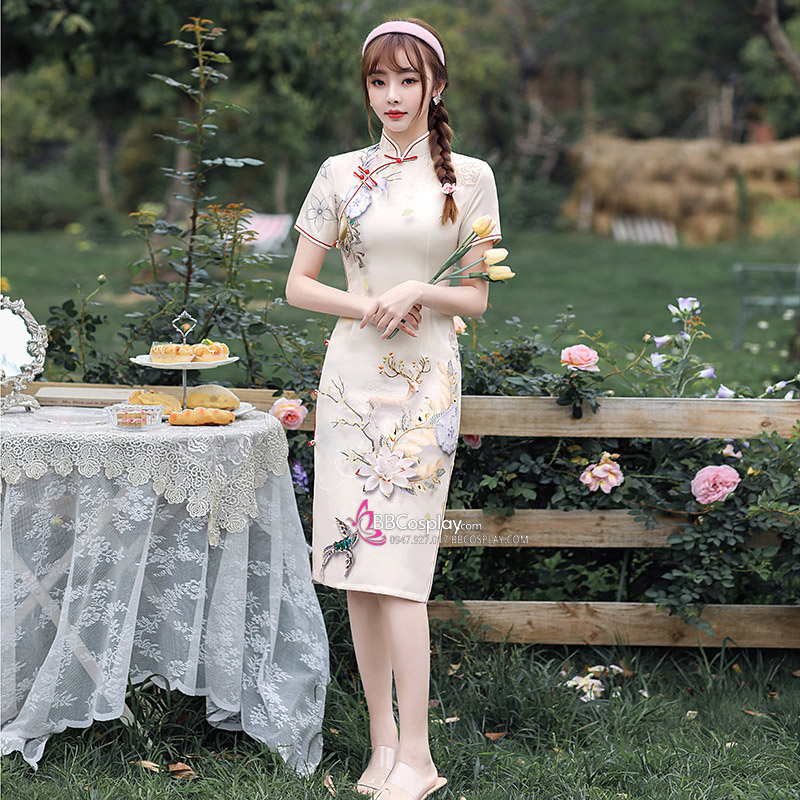 Sườn Xám Mùa Hè Dáng Dài Tuần Lộc Và Hoa Nền Kem