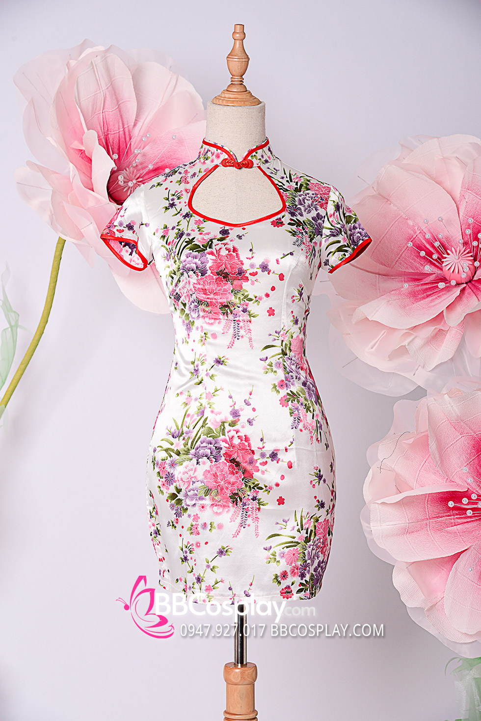 Sườn Xám Trắng Vải Phi Hoa Cổ Khoét Rộng