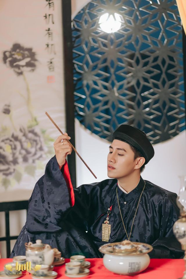 Ngũ Thân Đen Gấm Lót Đỏ Hoa Văn Chìm